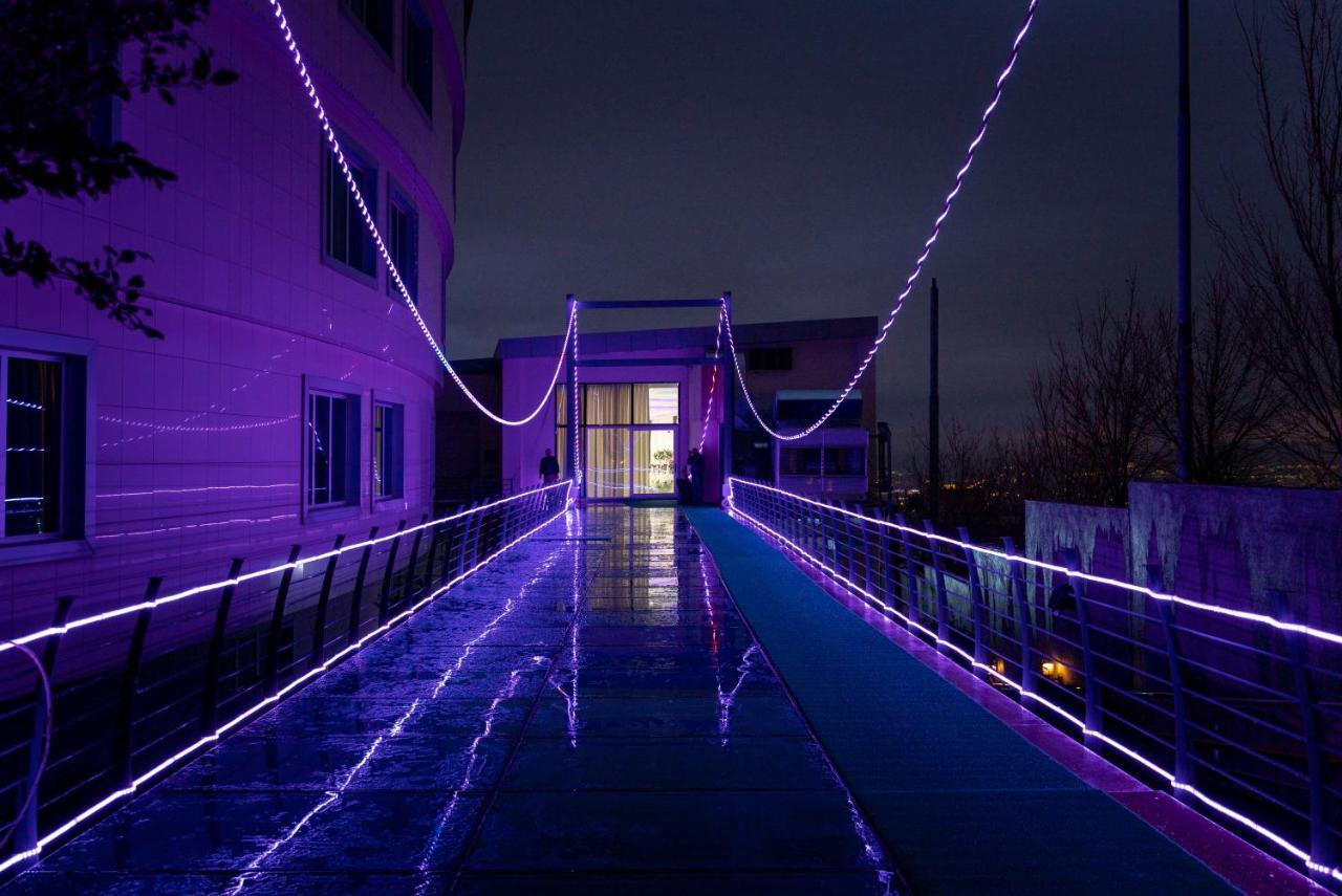 Titanic Hotel & Spa スレイマニヤ エクステリア 写真 The Skyway at night