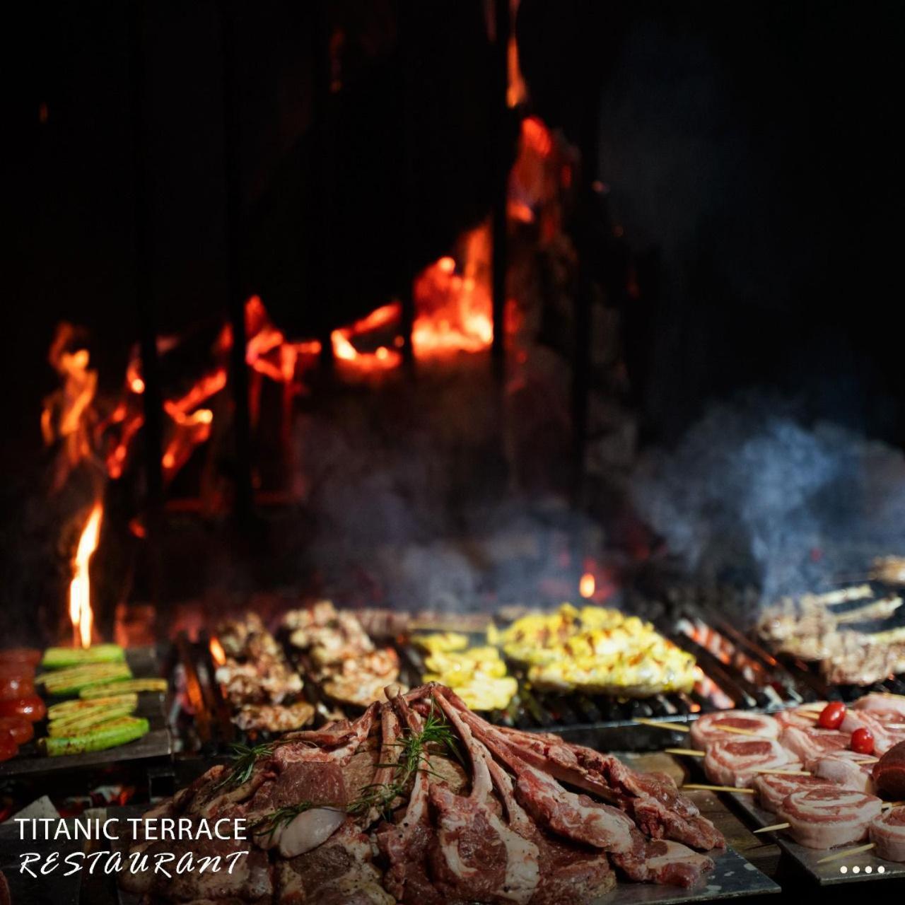 Titanic Hotel & Spa スレイマニヤ エクステリア 写真 A typical barbecue