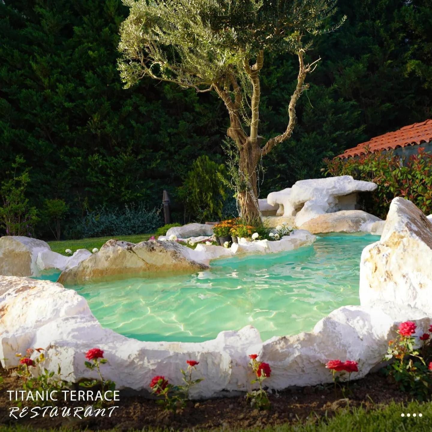 Titanic Hotel & Spa スレイマニヤ エクステリア 写真 A swimming pool in the shape of a natural pond