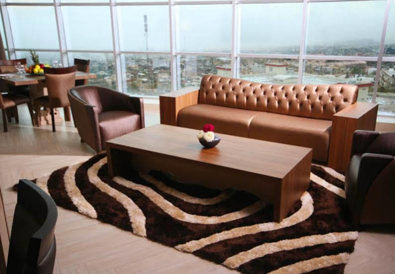Titanic Hotel & Spa スレイマニヤ エクステリア 写真 A living room with a carpet