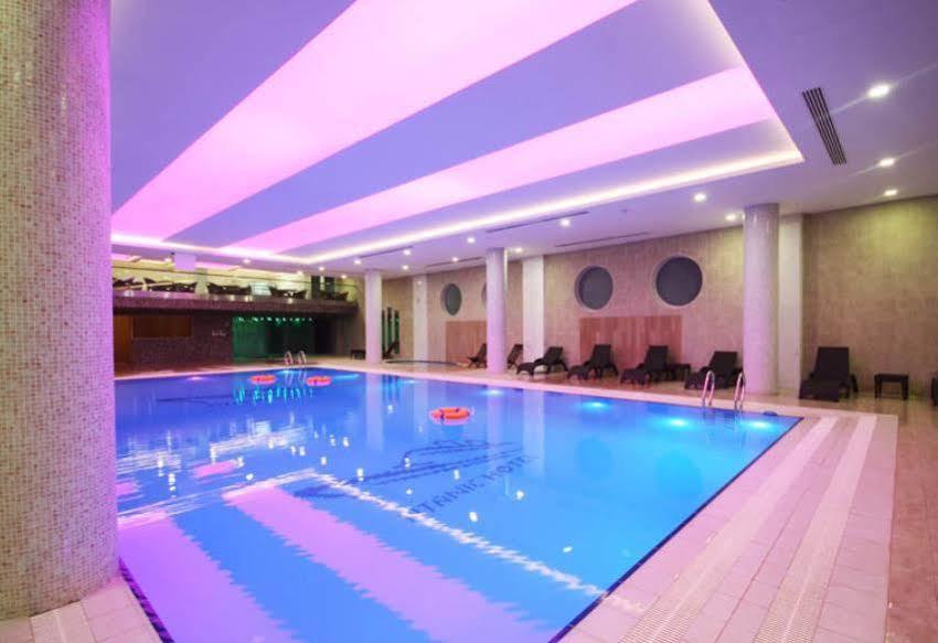 Titanic Hotel & Spa スレイマニヤ エクステリア 写真 The swimming pool at the hotel