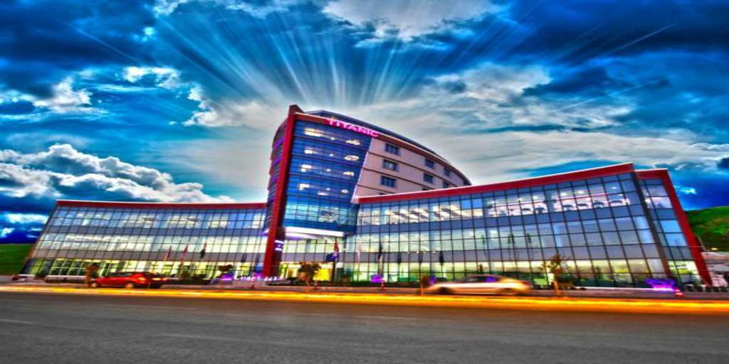 Titanic Hotel & Spa スレイマニヤ エクステリア 写真 The headquarters of Turkmen Airlines in Ashgabat
