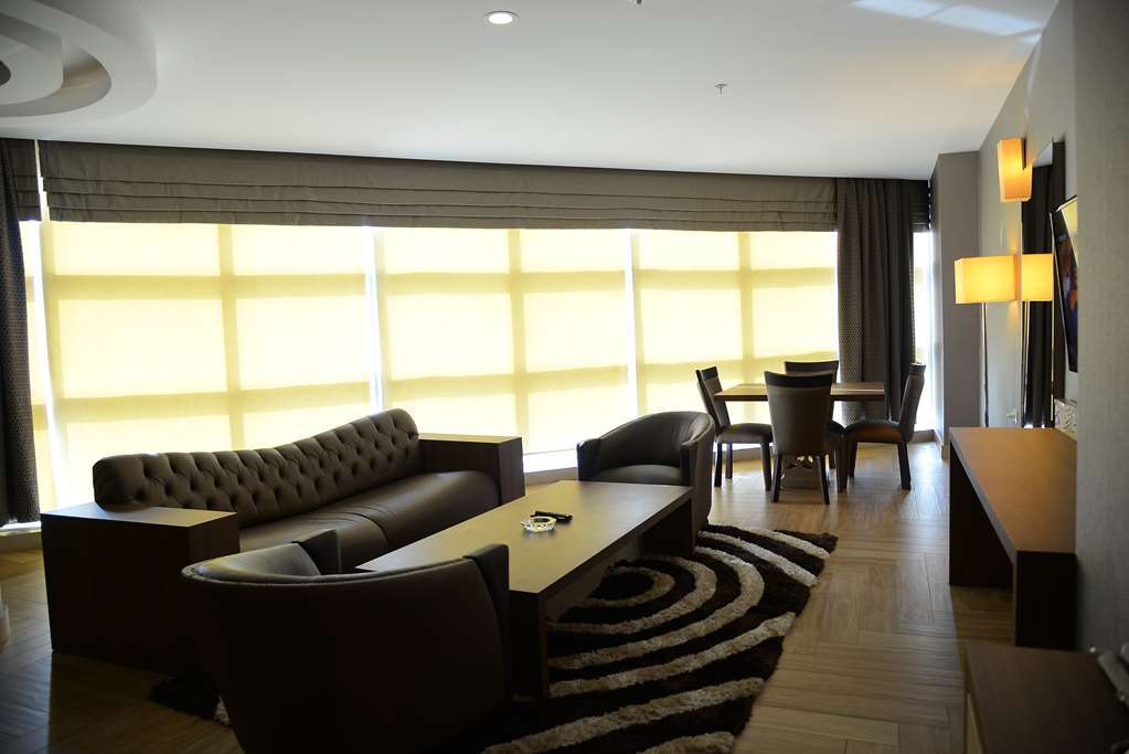 Titanic Hotel & Spa スレイマニヤ 部屋 写真 A living room in a suite at the hotel