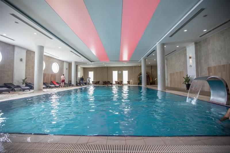 Titanic Hotel & Spa スレイマニヤ エクステリア 写真 The swimming pool at the hotel